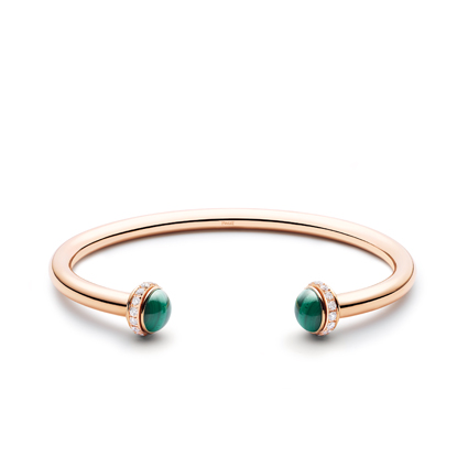 Piaget Possession系列,18K玫瑰金鑲嵌30顆圓形美鑽及2顆孔雀石圓珠手鐲,約 194,000元。